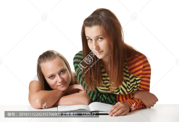 兩個(gè)十幾歲的女孩閱讀