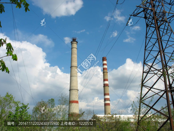 兩座電廠的煙囪對著藍天