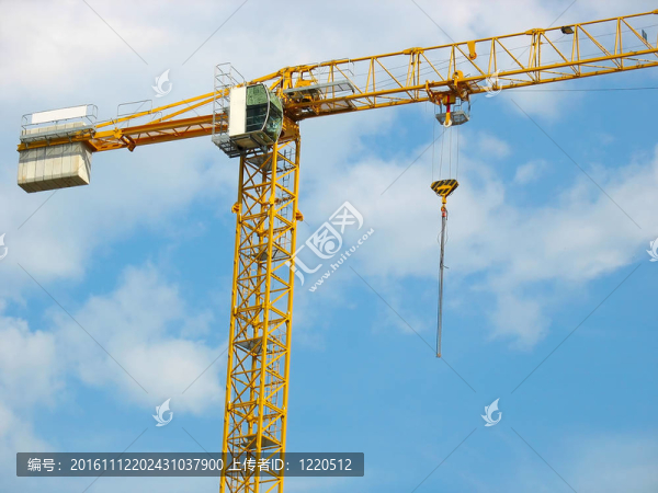 藍天上空的塔式建筑起重機