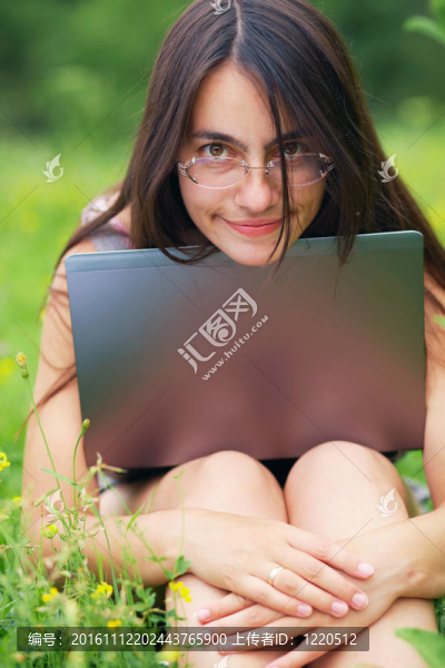 年輕女人用他的電腦