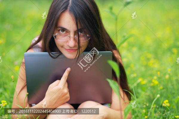 年輕女人用他的電腦