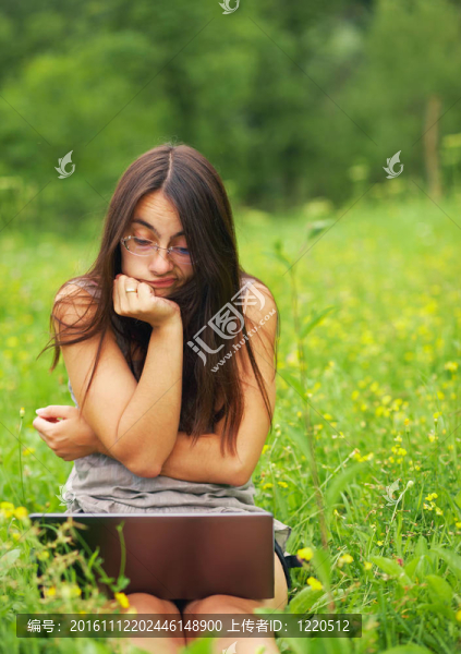 年輕女人用他的電腦