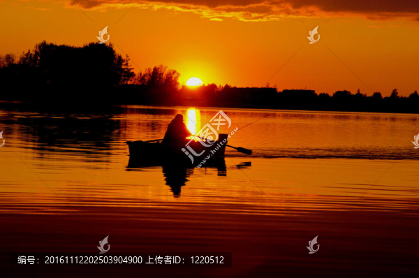 美麗的夕陽與船在湖