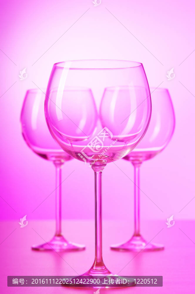 針對梯度背景的酒杯