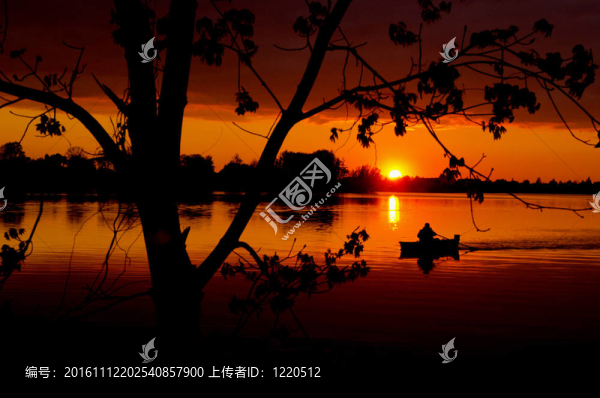 春天湖上的日落