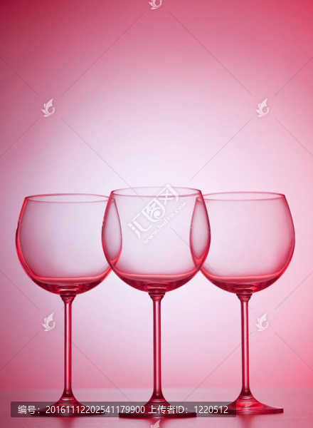針對梯度背景的酒杯