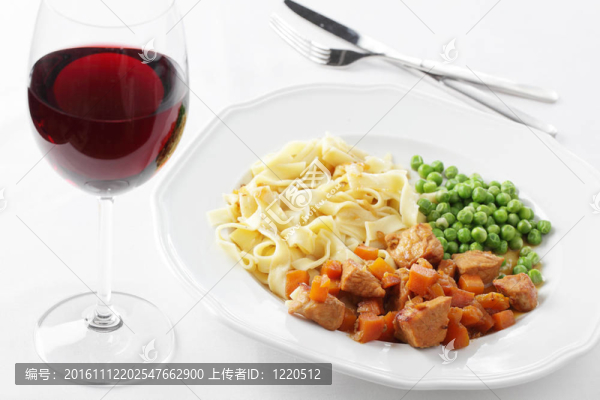 面食和紅酒燉牛肉