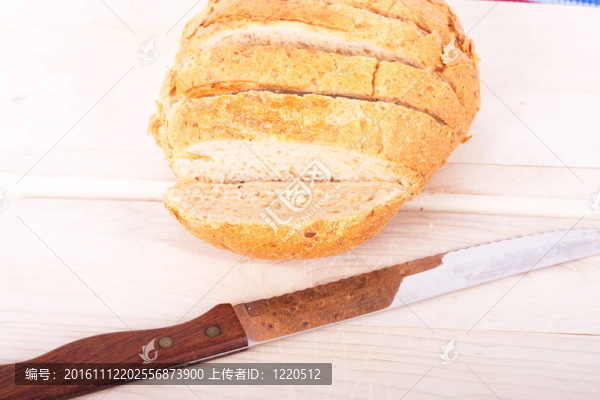 切菜板上的全麥面包