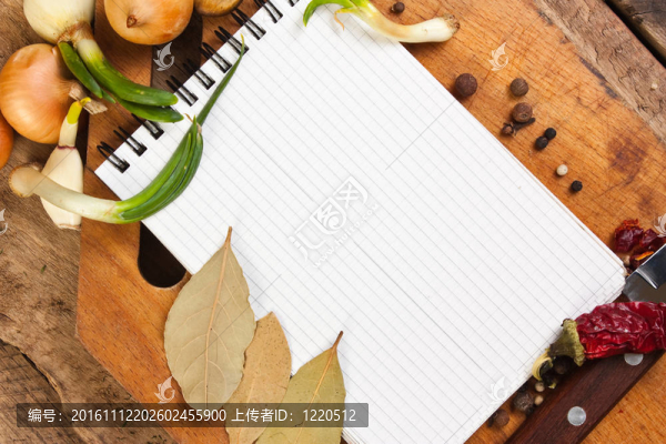 烹飪食譜和香料的筆記本