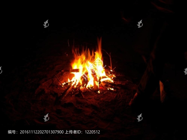 夜晚的篝火