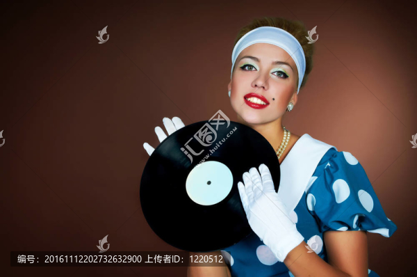 漂亮的女孩有一個(gè)盤子