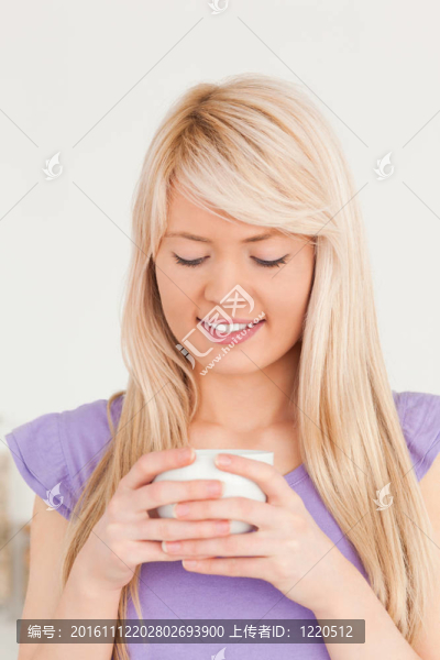 美麗的女人喝熱飲料