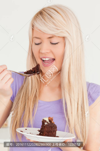 誘人的白人女性吃蛋糕