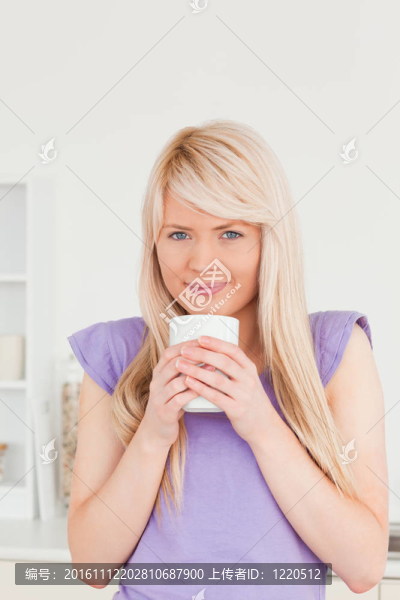 魅力金發(fā)女喝熱飲