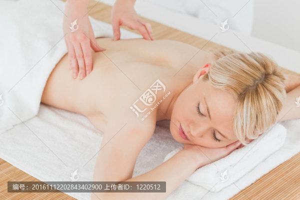 年輕漂亮的金發(fā)女郎女性接受背部按摩的特寫