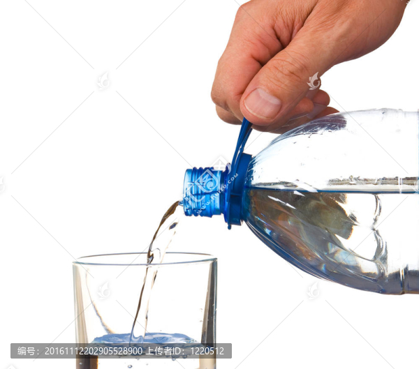 把瓶子里的水倒進(jìn)玻璃杯