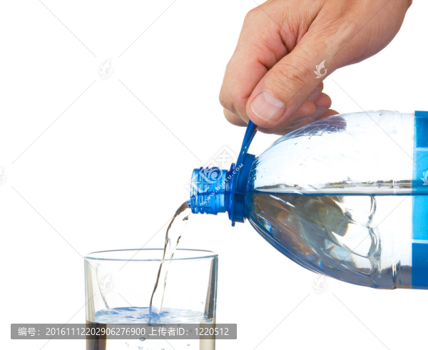 把瓶子里的水倒進(jìn)玻璃杯