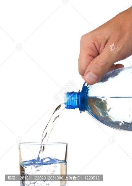 把瓶子里的水倒進(jìn)玻璃杯