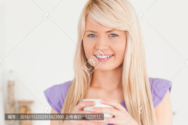 美麗的女性飲用熱飲料