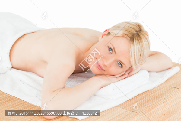 年輕美女?dāng)[在SPA中心