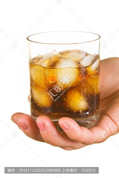 在玻璃上的冰的碳酸水