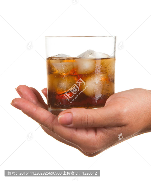 在玻璃上的冰的碳酸水