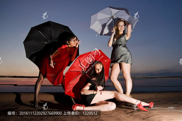 三個(gè)性感的小雞在屋頂上擺著雨傘