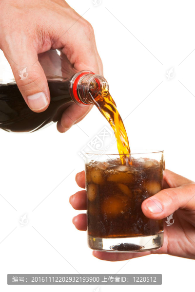 把蘇打水倒進(jìn)玻璃