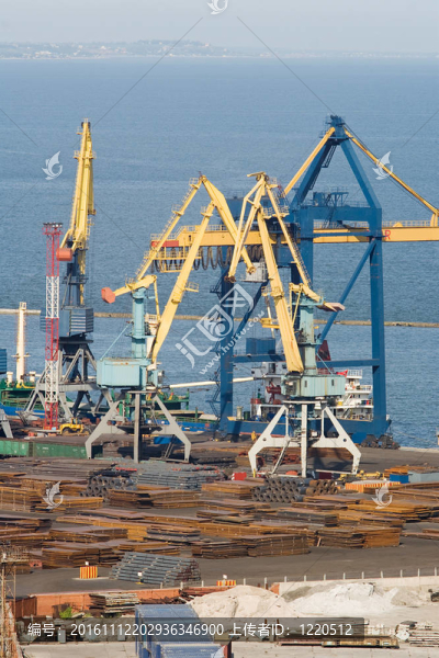 重型工業(yè)起重機(jī)從油輪卸鋼