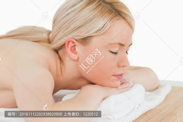 年輕漂亮的金發(fā)女郎在溫泉中心放松
