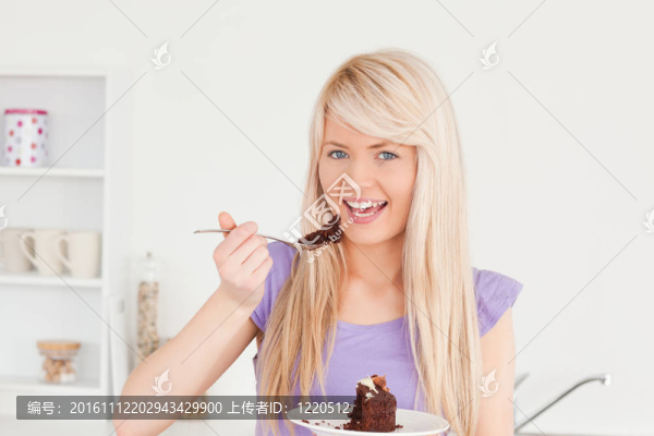 美麗的白人女人吃蛋糕