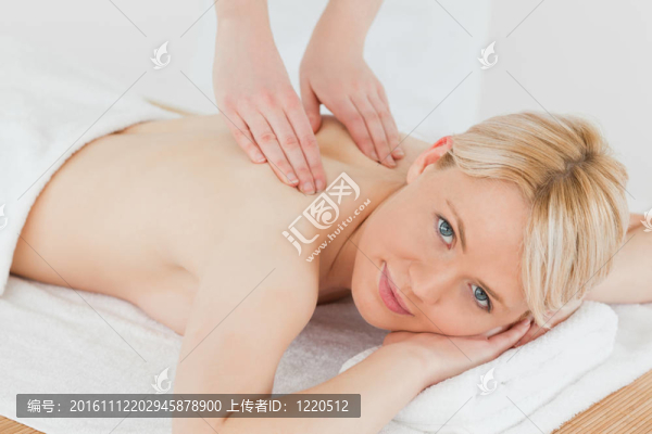 在一個(gè)年輕可愛的金發(fā)女子接受背部按摩的特寫