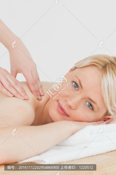 年輕漂亮的金發(fā)女性接受背部按摩水療中心特寫
