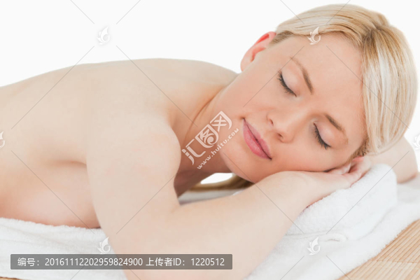 年輕迷人的女人在溫泉中心放松