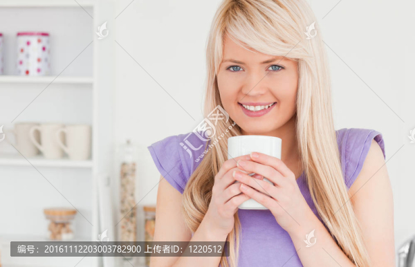金發(fā)美女喝熱飲