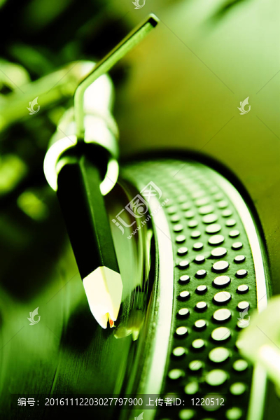 轉(zhuǎn)盤播放乙烯基唱片