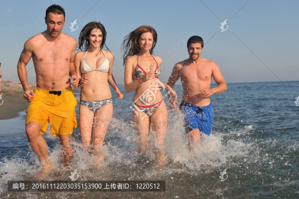 快樂人團(tuán)體在海灘上玩樂和跑步