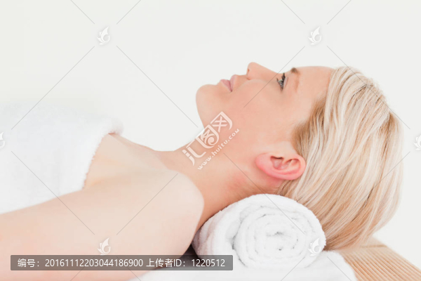 微笑的金發(fā)女人享受水療中心的待遇