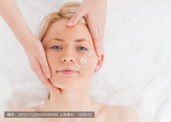金發(fā)女郎在臉上按摩
