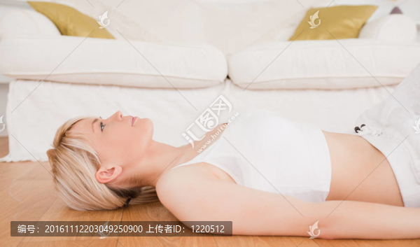 可愛金發(fā)女子做健身操