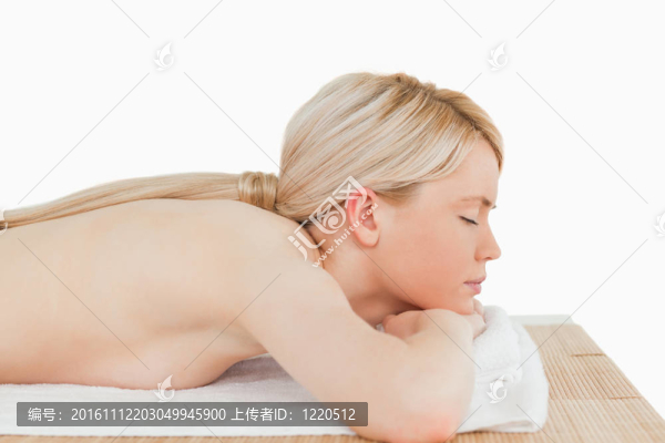 在溫泉中心放松的年輕美女