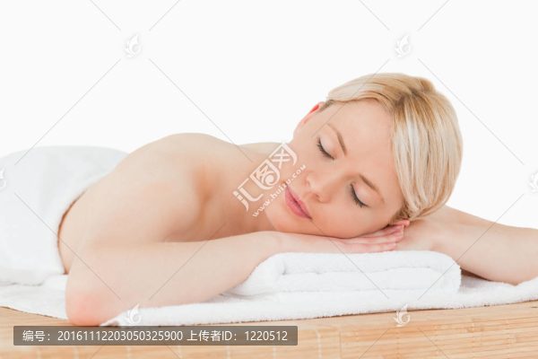 年輕漂亮的金發(fā)女郎在溫泉中心放松