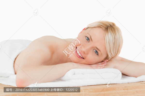 年輕漂亮的金發(fā)女郎在SPA中心擺姿勢