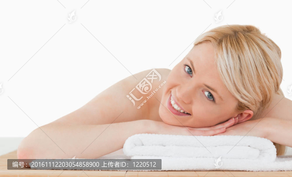 年輕漂亮的金發(fā)女郎在SPA中心擺姿勢(shì)