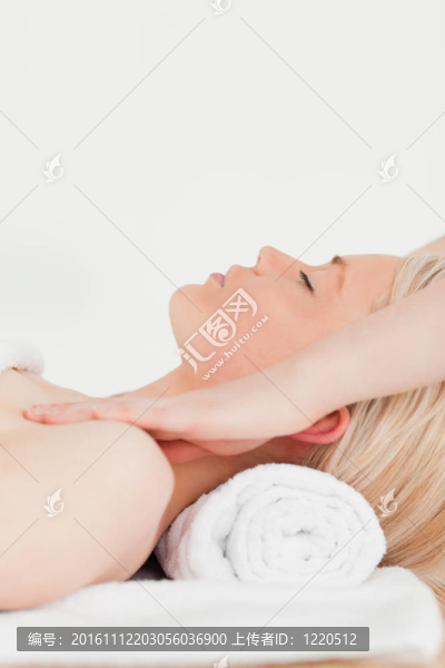 迷人的金發(fā)女子享受水療中心的待遇