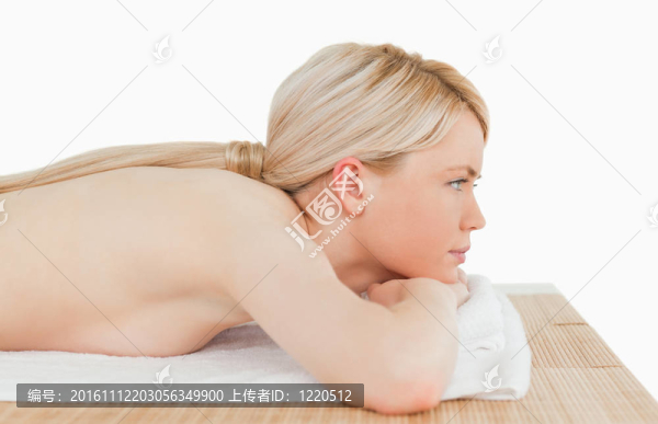在SPA中心擺姿勢(shì)的年輕漂亮女人
