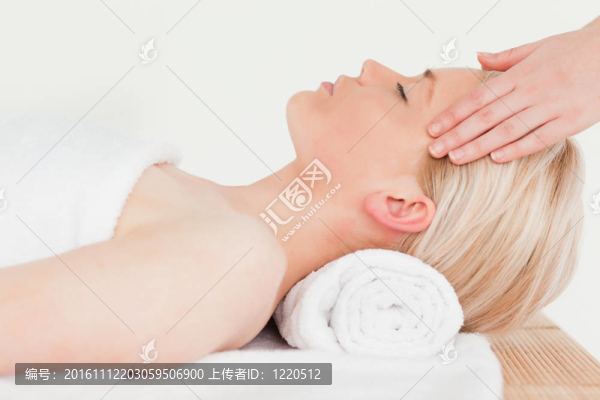 在溫泉中心享受治療的漂亮金發(fā)女郎