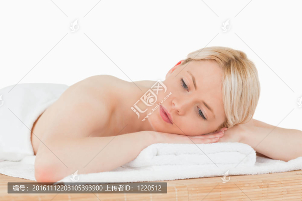 年輕漂亮的金發(fā)女郎在SPA中心擺姿勢(shì)