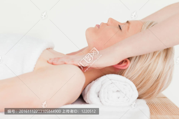 在溫泉中心享受她治療的金發(fā)女郎
