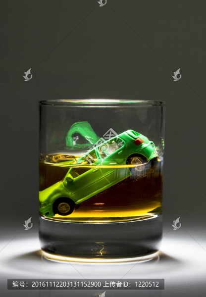 汽車鑰匙和酒精的玻璃